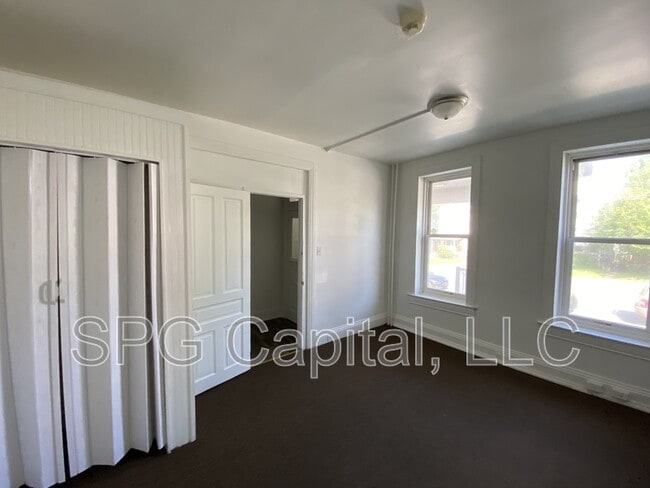 Building Photo - 220 W Jackson St