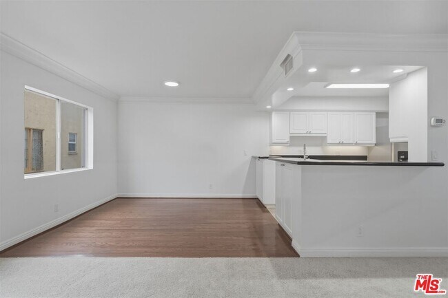 Building Photo - 435 N Oakhurst Dr