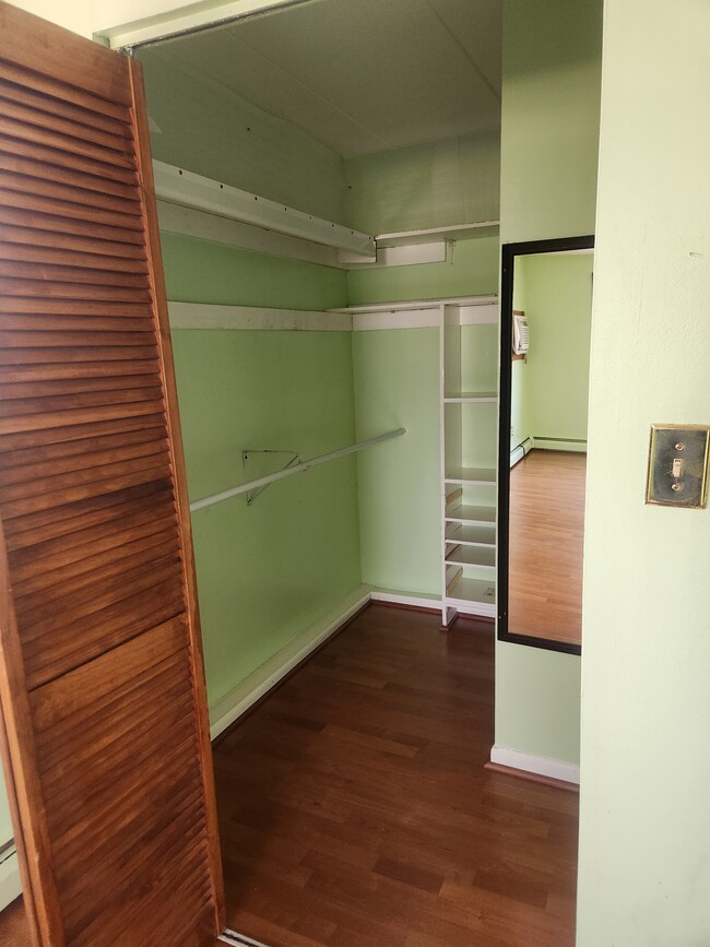 Master Walkin Closet - 1575 W Street Rd