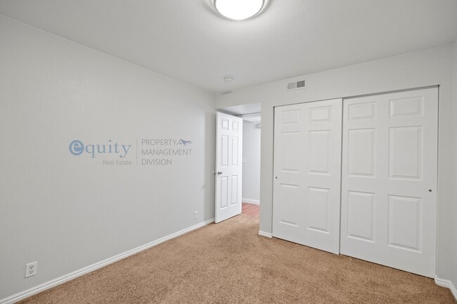 Building Photo - 989 Creekhill Ln