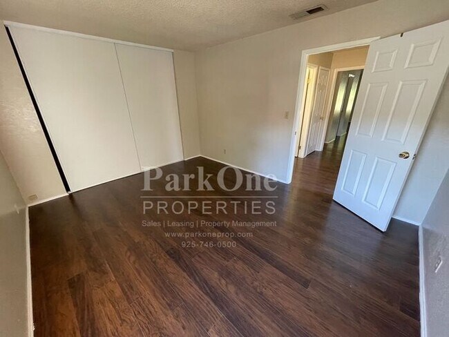 Building Photo - Spacious Town house in Pleasant Hill Now A...