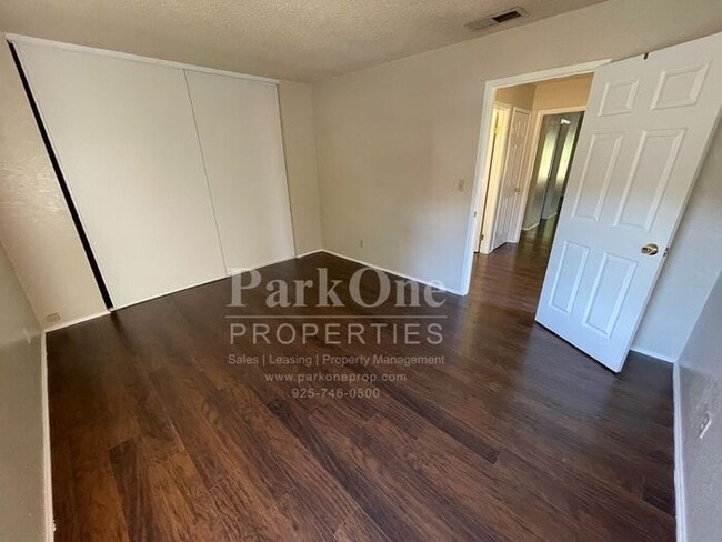 Building Photo - Spacious Town house in Pleasant Hill Now Available!