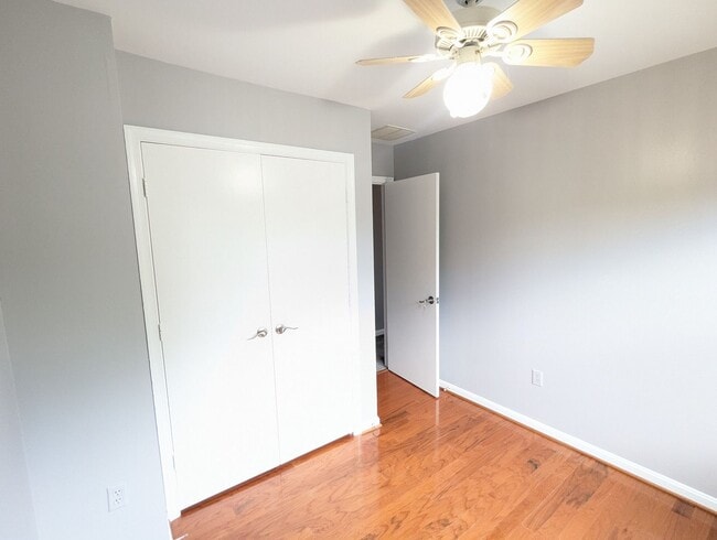Building Photo - Beautifully maintained townhouse in establ...