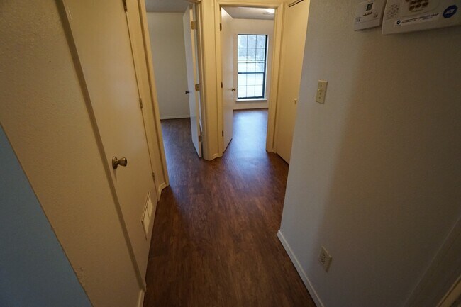 Building Photo - 3 BR, 1 BTH, 1 car garage