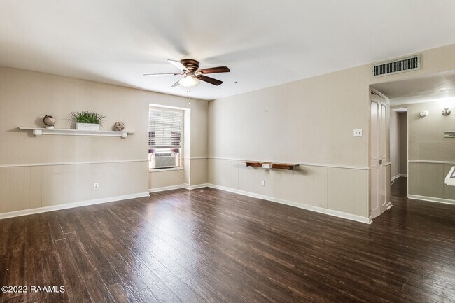 Building Photo - 211 Versailles Blvd