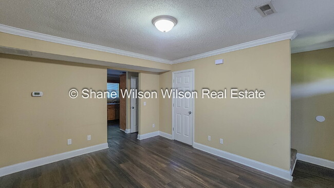 Building Photo - Cozy 2 Bedroom 1-1/2 Bath Duplex in Rossville.  Come View today!!