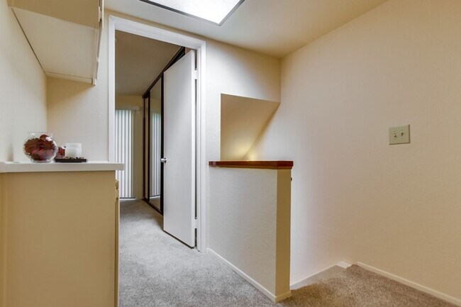 Building Photo - Spacious Townhome in University City for Rent!