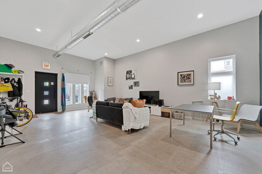 Primary Photo - 1921 S Jefferson St