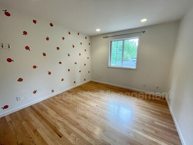 Building Photo - 315 N 155th St
