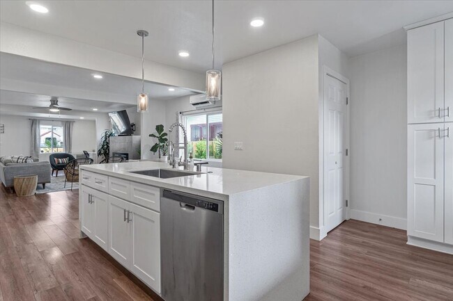 Building Photo - 5738 Ruthelen St