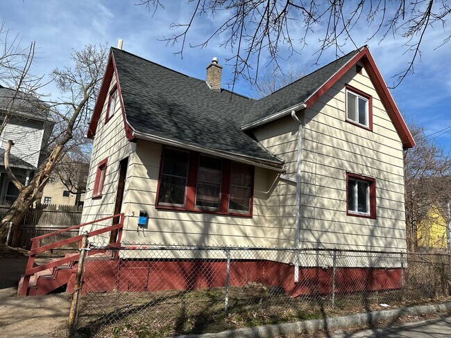 Building Photo - YUO WILL FALL IN LOVE WITH THIS COZY HOME !!!