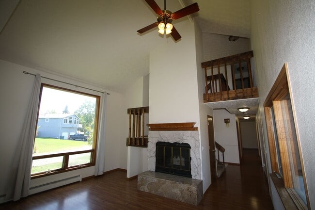 Building Photo - Lovely 3 Bedroom Home in Bayshore!