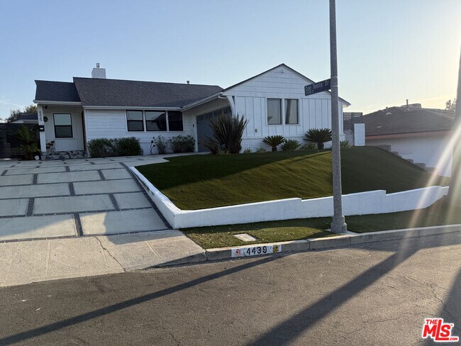 Building Photo - 4439 Don Zarembo Dr