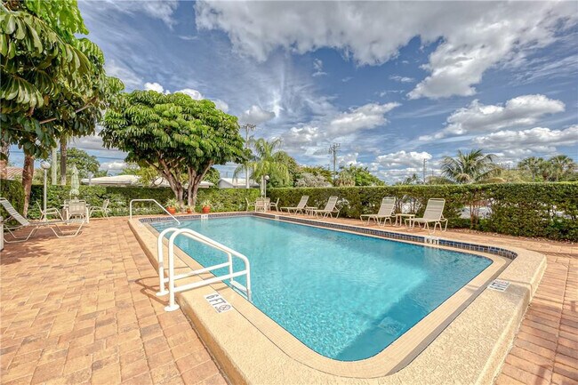 Building Photo - 2400 NE 10th St