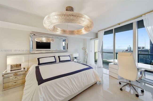 Building Photo - 495 Brickell Ave