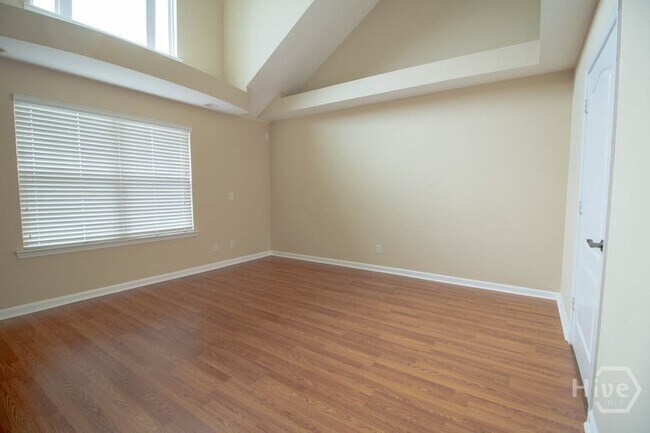 Building Photo - 127 Ventura Pl