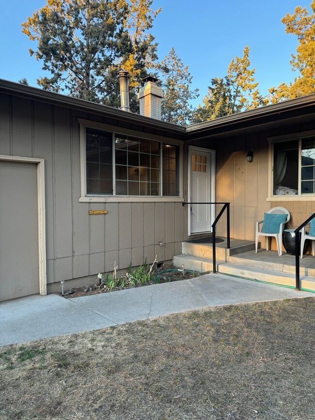 Building Photo - Updated Duplex in SE Bend