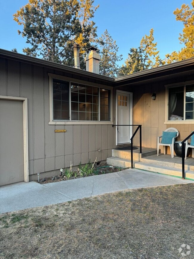 Building Photo - Updated Duplex in SE Bend