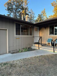 Building Photo - Updated Duplex in SE Bend