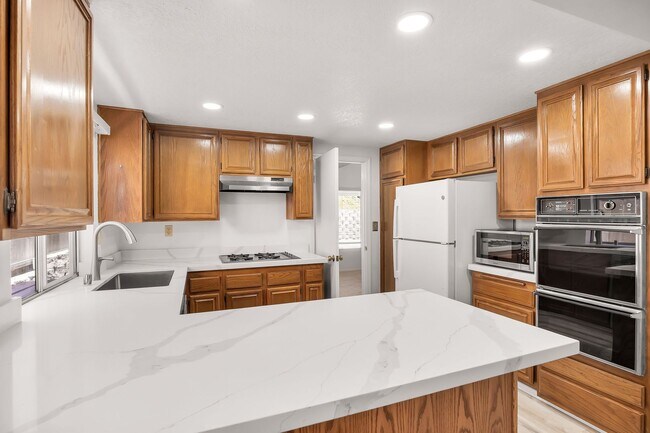 Building Photo - 12030 Via Felicia