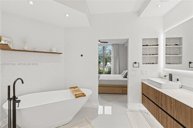 Building Photo - 3500 Mystic Pointe Dr