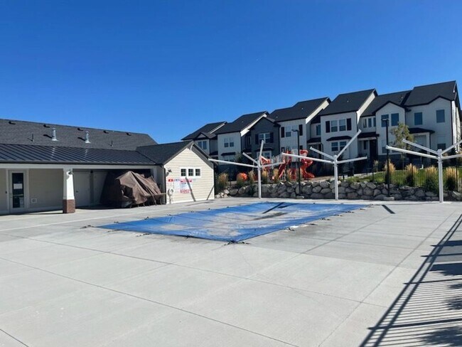 Building Photo - Beautiful  End Unit Townhome In Herriman