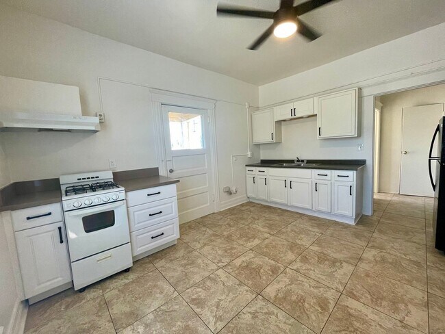 Building Photo - Spacious 1 Bedroom in Ontario!