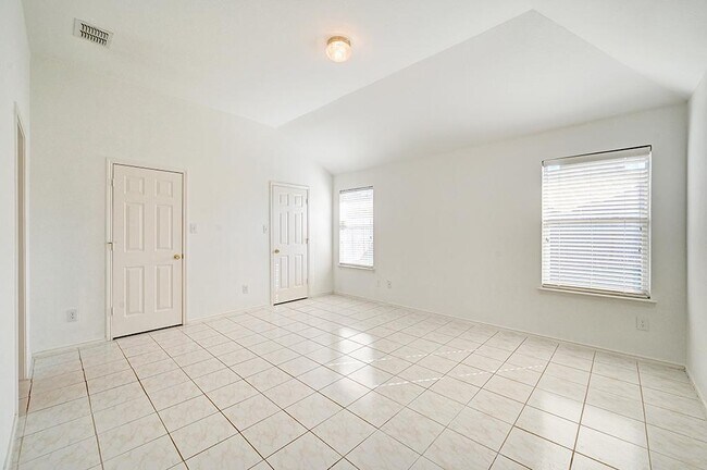 Building Photo - 2710 Logan Dr