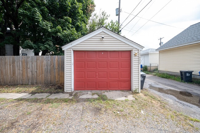 Building Photo - 1600 Thomas Ave W