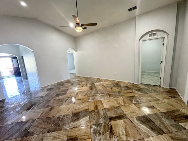 Building Photo - 4 Bedroom 2 Bath - Gated Community - Move ...