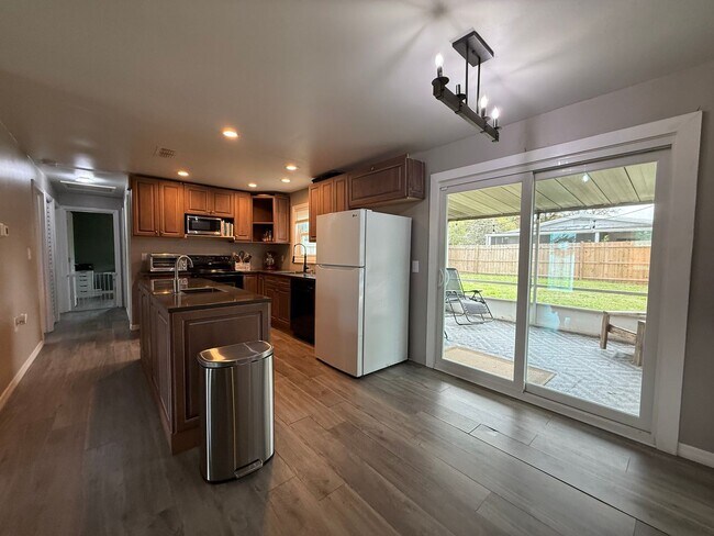 Building Photo - Spacious 4-bedroom, 2-bath pool home