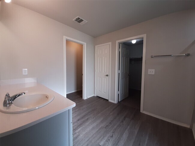 Building Photo - 221 Stalwart Hl Trl