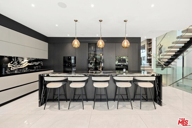 Building Photo - 1940 Kelton Ave