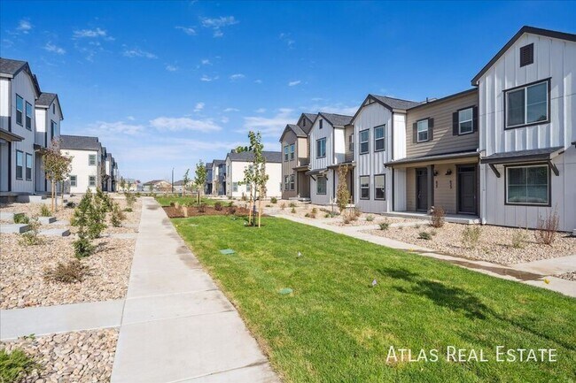 Building Photo - 633 Leland Aly