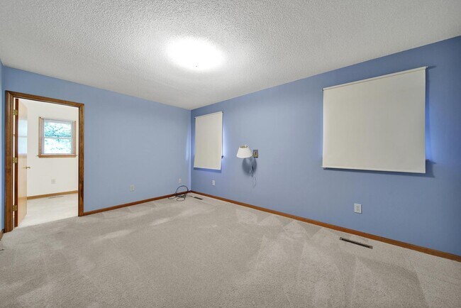 Building Photo - Lovely 3 Bed 2 Bath Ranch Home on Large Lot!