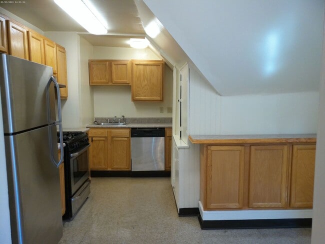 Building Photo - AVAILABLE 8/1/26 Unique Third Floor Apartment