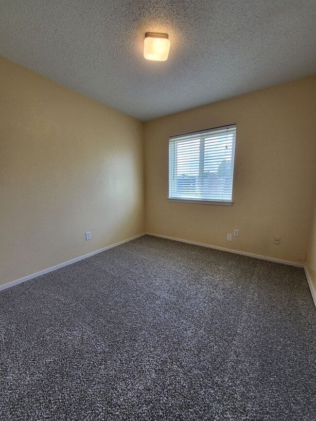 Building Photo - (2) Bed+Study/(2.5) Bath Townhome w/ Pool Access! Available NOW!