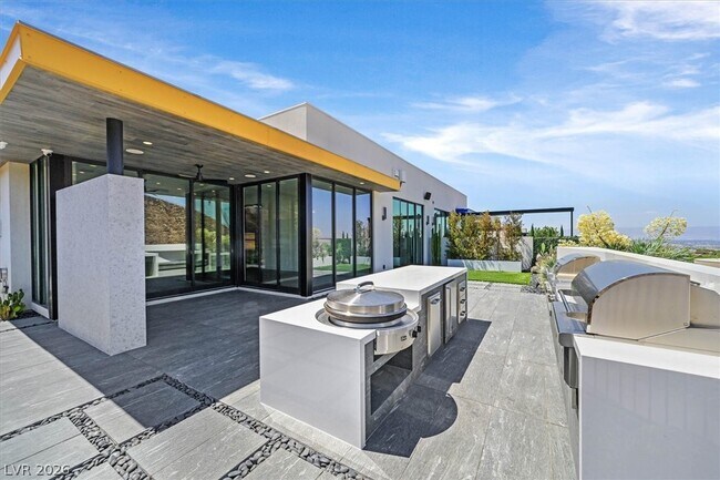 Building Photo - 692 Scenic Cliff Dr