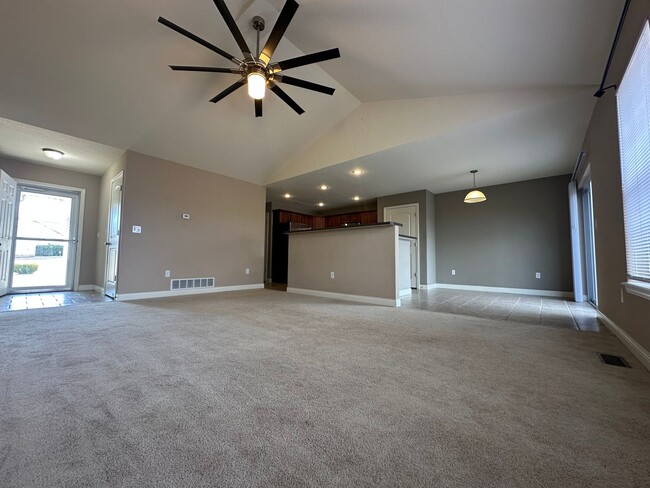 Building Photo - Beautiful 3 bedroom 3 bathroom!!