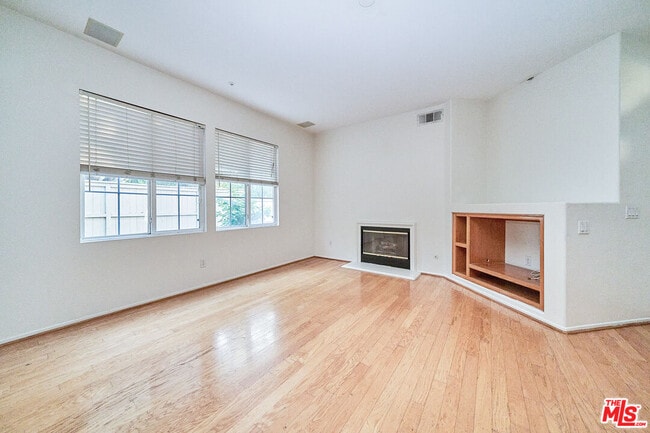 Building Photo - 915 Somerville