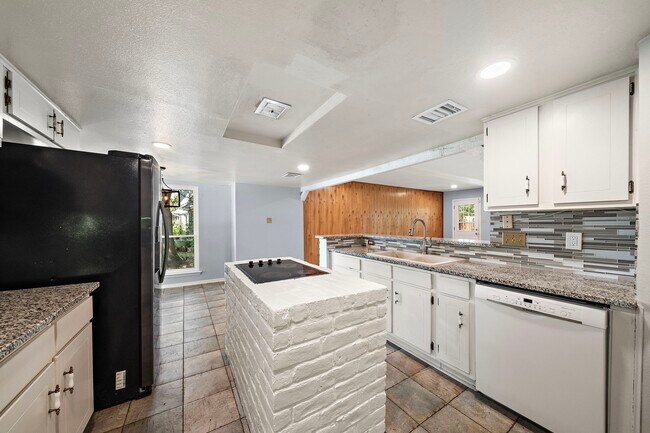 Building Photo - 7014 Woodfern Dr