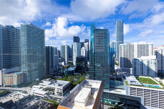 Building Photo - 1435 Brickell Ave