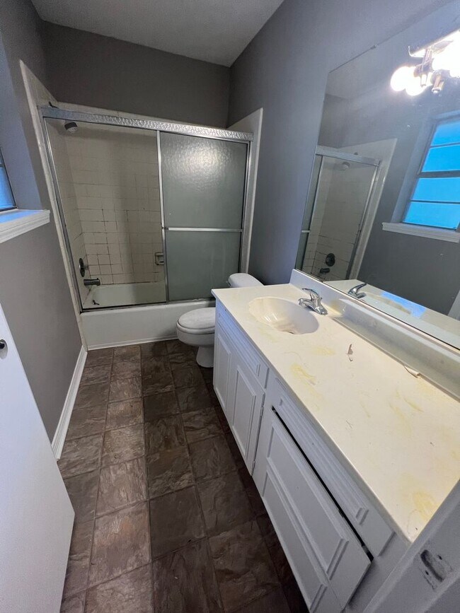 Building Photo - Remodeled 4 Bedroom home