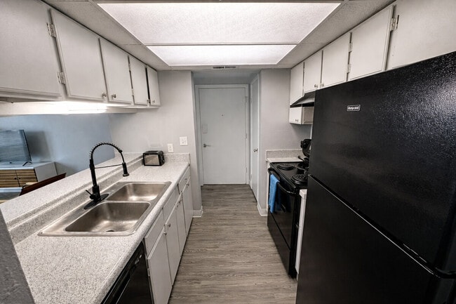 Building Photo - 505 N Rock Rd