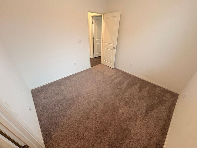 Building Photo - Lovely 3 bedroom home for rent in Hanford CA