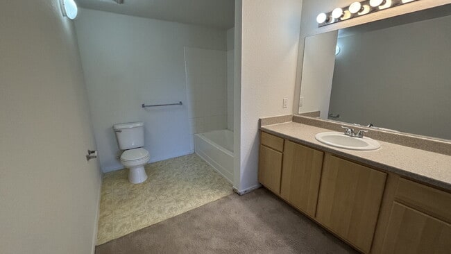 Building Photo - First-floor 1-bedroom condo available for immediate move-in.