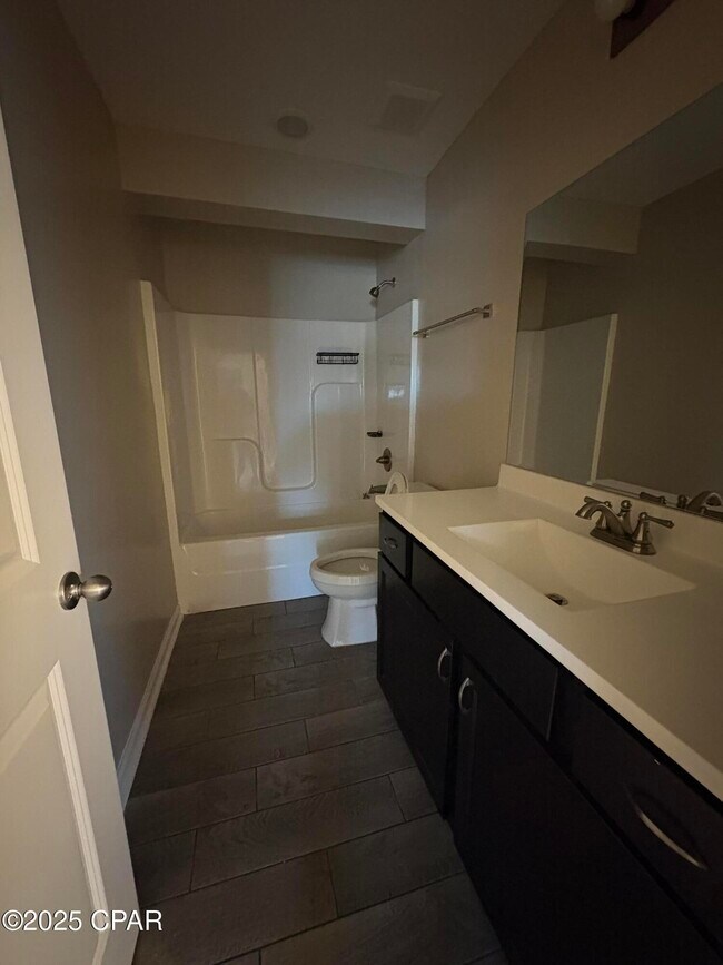 Building Photo - 824 E 25th St