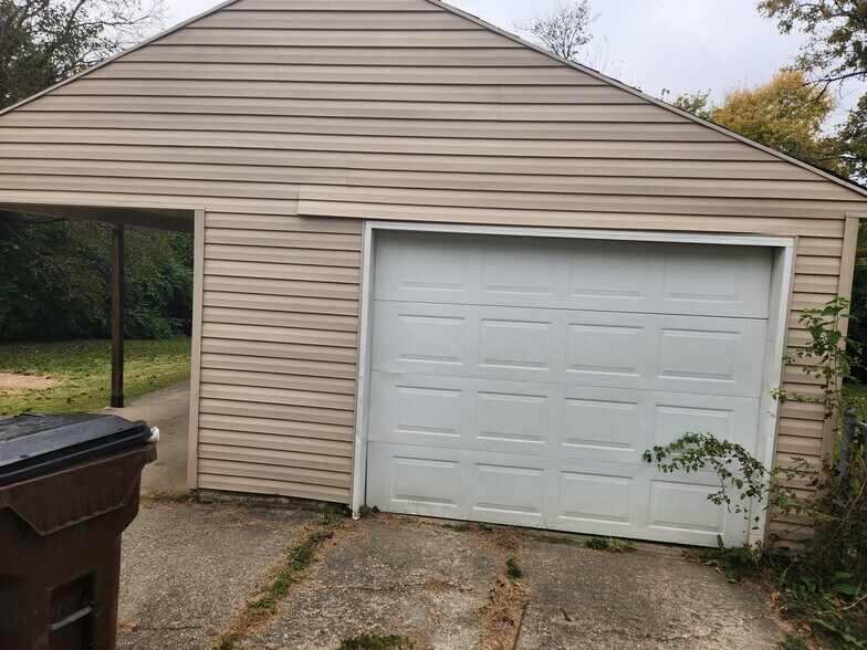 Building Photo - 4235 Wolf Rd