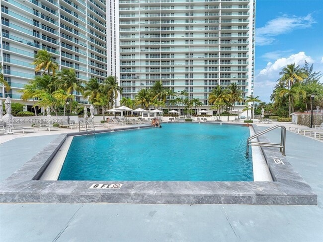 Building Photo - 100 Bayview Dr