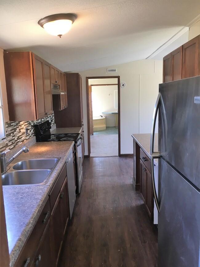 Building Photo - Newly remodeled 2 BDR / 2BA